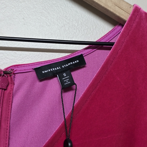 NWT Universal Standard Hot Pink Velvet V-Neck Dress Size 14-16 - Picture 4 of 5